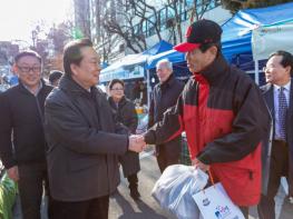 설 맞이 직거래장터 찾은 노현송 강서구청장 기사 이미지