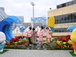 시흥시 서핑 축제로 후끈후끈, 거북섬 웨이브파크 ‘인산인해’ 기사 이미지