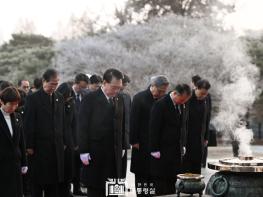 윤석열 대통령, 국립서울현충원 참배 기사 이미지