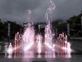 해남군 군민광장 음악분수 개통“환상적인 여름밤 펼쳐집니다” 기사 이미지