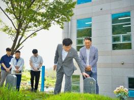 정기명 여수시장, 추석 앞두고 ‘여순사건 희생자 묘’ 참배 기사 이미지