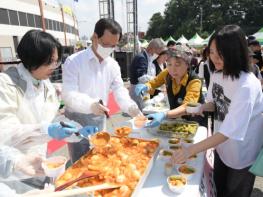 음성군 제43회 설성문화제, 향토음식연구회 주관 고추장 떡볶이 나누기로 즐거움 더해 기사 이미지