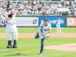 이재준 수원특례시장, KBO 준플레이오프 4차전에서 시구 기사 이미지