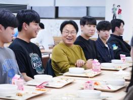 광주광역시 강기정 시장, 대학생들과 오찬…“청년에게 기회를” 기사 이미지