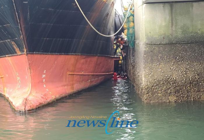 여수해양경찰서서장 하만식는 여수시 국동항 수변공원에서 낚시 후 잡은 물고기를 세척하는 과정에서 바다에 빠진 낚시객을 무사히 구조했다고 5일 밝혔다