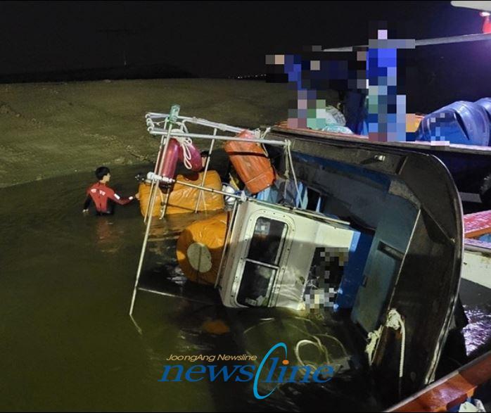 목포해양경찰서서장 임재수는 출항을 하려던 선박이 물살에 의해 뒤집혔지만 목포해경이 신속히 출동해 안전하게 구조했다고 22일 밝혔다