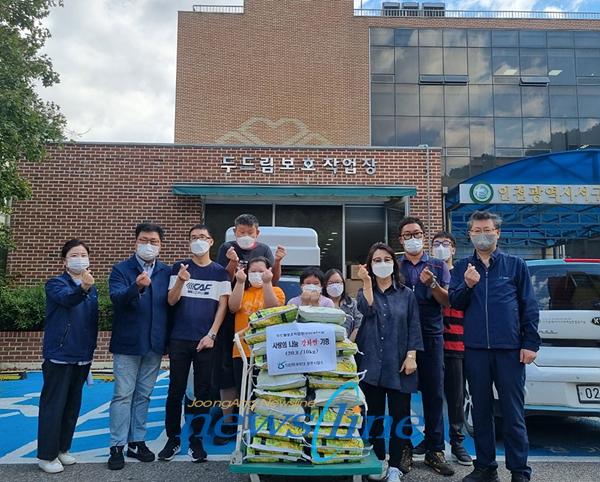 인천환경공단 공촌사업소는 인천시 서구 두드림보호작업장을 방문하여 강화섬쌀 20포200kg를 전달했다고 27일 밝혔다