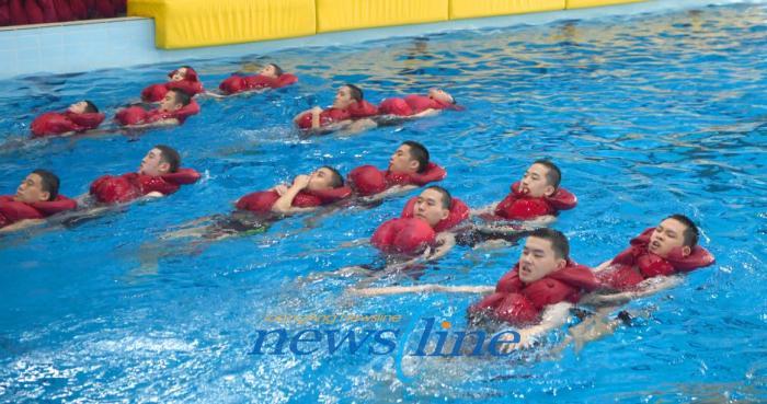 해군 680기 훈련병들이 해군교육사령부 전투수영훈련장에서 진행된 수영훈련 중 수난자 구조훈련을 하고 있다