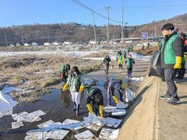 공주시, 유구천 일대 유출된 기름 방제작업 총력  기사 이미지