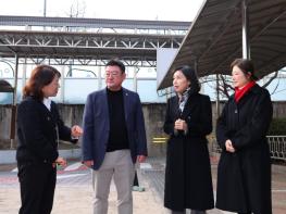 서울특별시의회 최호정 의장, 집회로 막힌 한남초등학교 현장 점검‧‧‧안전대책 주문 기사 이미지