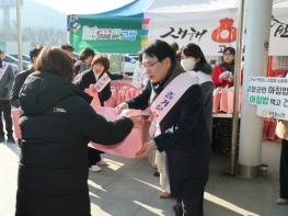 심덕섭 고창군수, 고속도로 휴게소서 귀성객 맞이 구슬땀 기사 이미지