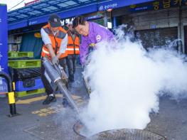 동대문구, 전통시장 하수도 맨홀 집중 방역 추진 기사 이미지