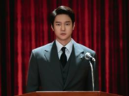 '언더커버 미쓰홍' 고경표, 증권사 신임 대표 신정우 役 첫 스틸 공개! 피도 눈물도 없는 ‘기업 사냥꾼'으로 돌아온다! 기사 이미지