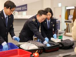 관세청장, 여행자 휴대품 검사업무 직접 수행하며 여행자 분야 마약단속 현장 점검 기사 이미지