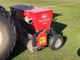 김천시시설관리공단, 김천종합운동장 인터시딩 파종 기사 이미지