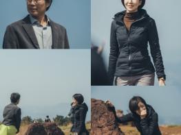 ‘러브 미’ 윤세아의 바람막이 재킷 허리에 두르고 난감한 유재명 X 웃음 터진 윤세아, 청춘 로맨스 못지 않은 설렘에 중년 멜로 기대 상승  기사 이미지