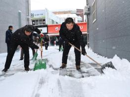 무안군, 군민 안전 위해 관내 시가지 제설 작업 ‘구슬땀’  기사 이미지