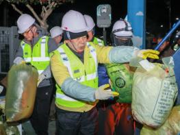 고성군, 새해 새벽을 쓰레기 수거와 환경근로자 격려로 시작하다 기사 이미지