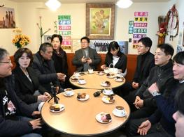 오세훈 시장, ‘서울영화센터’ 찾아 영화인과 단편영화 관람 기사 이미지