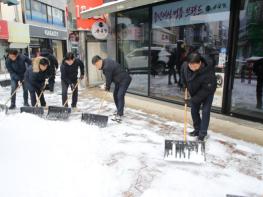 정읍시, 2일 새벽 강설에 제설 ‘총력전’…시민 불편 최소화 온 힘 기사 이미지
