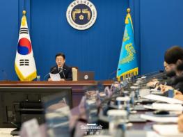 이재명  대통령 '반시장적 담합 행위는 암적 존재…무거운 제재 뒤따라야' 기사 이미지