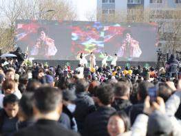 딸기로 물든 완주의 봄, 전국에서 모였다  제24회 완주삼례딸기대축제 12만 명 방문하며 성황리 마무리 기사 이미지