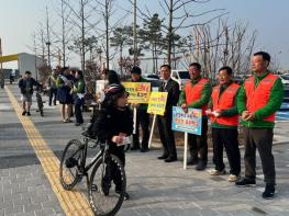 무안군, 신설학교 등굣길 학교폭력 예방 캠페인 실시 기사 이미지