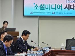 박범인 금산군수, 소셜미디어 속 연결된 고립 극복 강조 기사 이미지