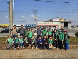 평택시 포승읍 새마을남여지도자회, 새봄맞이 꽃 심기 및 관내 대청소 전개 기사 이미지