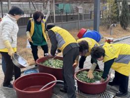 평택시 오성면 지역사회보장협의체, 온기를 전하는 특화사업 ‘김치 나눔’ 진행 기사 이미지