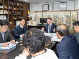 정헌율 시장, 로컬푸드조합 만나 '농가 피해 없어야' 기사 이미지