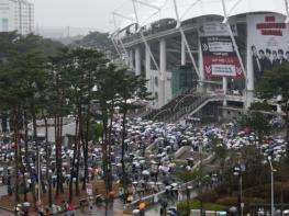 '‘BTS 월드투어 아리랑 in 고양’…인파 몰린 고양종합운동장' 기사 이미지