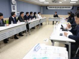  김민석 국무총리, 의약계, 의료필수품 제조·유통업계 만나 애로사항 청취 기사 이미지