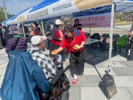충주시여성단체협의회, 장애인의 날 맞아 ‘이웃사랑 빵 나눔행사’ 기사 이미지