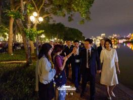 '신짜오'…이 대통령 부부, 하노이서 베트남 국민들과 하이파이브 기사 이미지