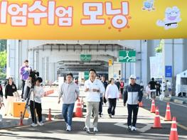 오세훈 시장, 26일 잠수교에서 열린 ‘쉬엄쉬엄 모닝’ 참여 기사 이미지