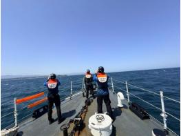 울진해경, 죽변항 앞 해상 실종 다이버 12시간 수색 끝에 극적 구조 기사 이미지