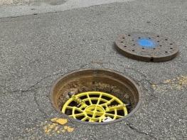 화순군, 맨홀 추락방지시설 설치로 여름철 안전사고 예방 기사 이미지