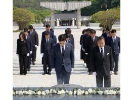 전남교육청 직원, 5·18 46주년 맞아 국립 5·18민주묘지 참배 기사 이미지
