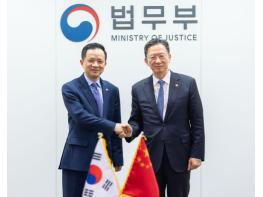 법무부, 한·중 인적교류 다시 궤도에…정성호 장관·다이빙 대사 '이민·출입국 협력' 맞손 기사 이미지