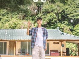 [SBS 산골총각 영웅] 공식 포스터 공개! 임영웅X시월이, 산골집 앞 첫 투샷 공개! 특별한 동행 예고 기사 이미지