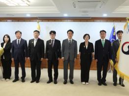  김민석 국무총리, 국민주권정부 주요 정책성과 창출에 기여한 공직자·기관 직접 포상하며 격려 기사 이미지