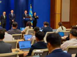 이재명  대통령 '교황에게 DMZ 및 북한 방문 요청'…교황 '적극 고려하겠다' 기사 이미지