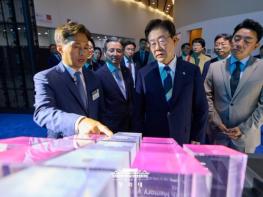 이재명 대통령, 서남권 첨단산업 발전비전 국민보고회 계기 SK그룹 전시 관람 기사 이미지