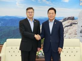 “중국은 중요한 협력 파트너... 상생협력 확대 기대” 박완수 경남도지사, 천르뱌오 주부산중국총영사 접견 기사 이미지
