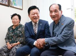 신용한 충북도지사, 광복절 맞아 독립유공자 후손 위문 기사 이미지