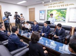 송형곤 의장, 김민석 대표 '지방의회법 통과 지원' 약속 환영 기사 이미지