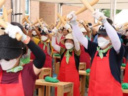  “스트레스 날려요!” 괴산고추축제 '속풀이 고추난타' 기사 이미지