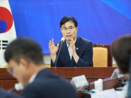 이원택 전북도지사, “국가예산 마지막 총력… 추석 민생 꼼꼼히 챙길 것” 간부회의 생중계 소통 기사 이미지