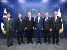 조현 외교부장관, 에이브럼스·벨·라캐머라 전(前) 주한미군사령관 접견 기사 이미지